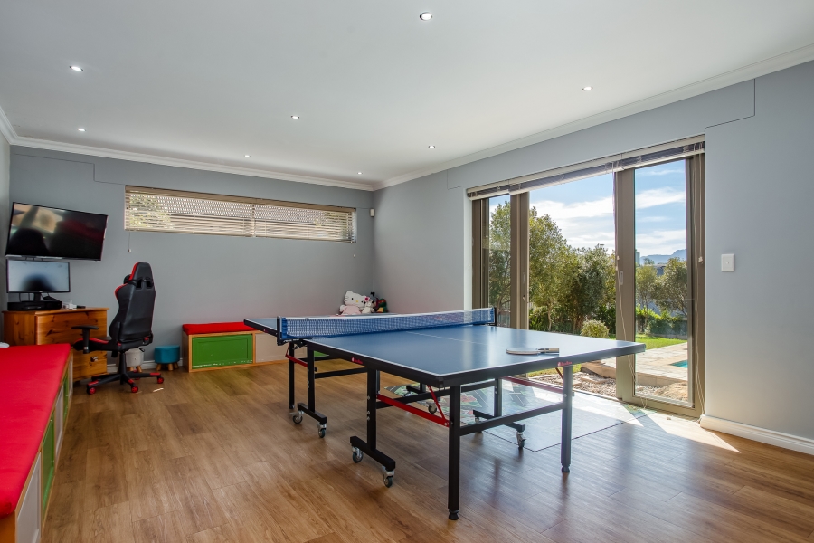5 Bedroom Property for Sale in Lemoenkloof Western Cape